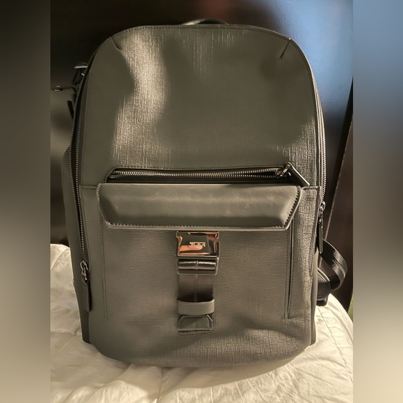 morrison backpack tumi Harrison Warren Black Bombe Elevate your look and style at the office with the TUMI Warren Backpack in smooth leather TUMI - Harrison Warren Backpack
